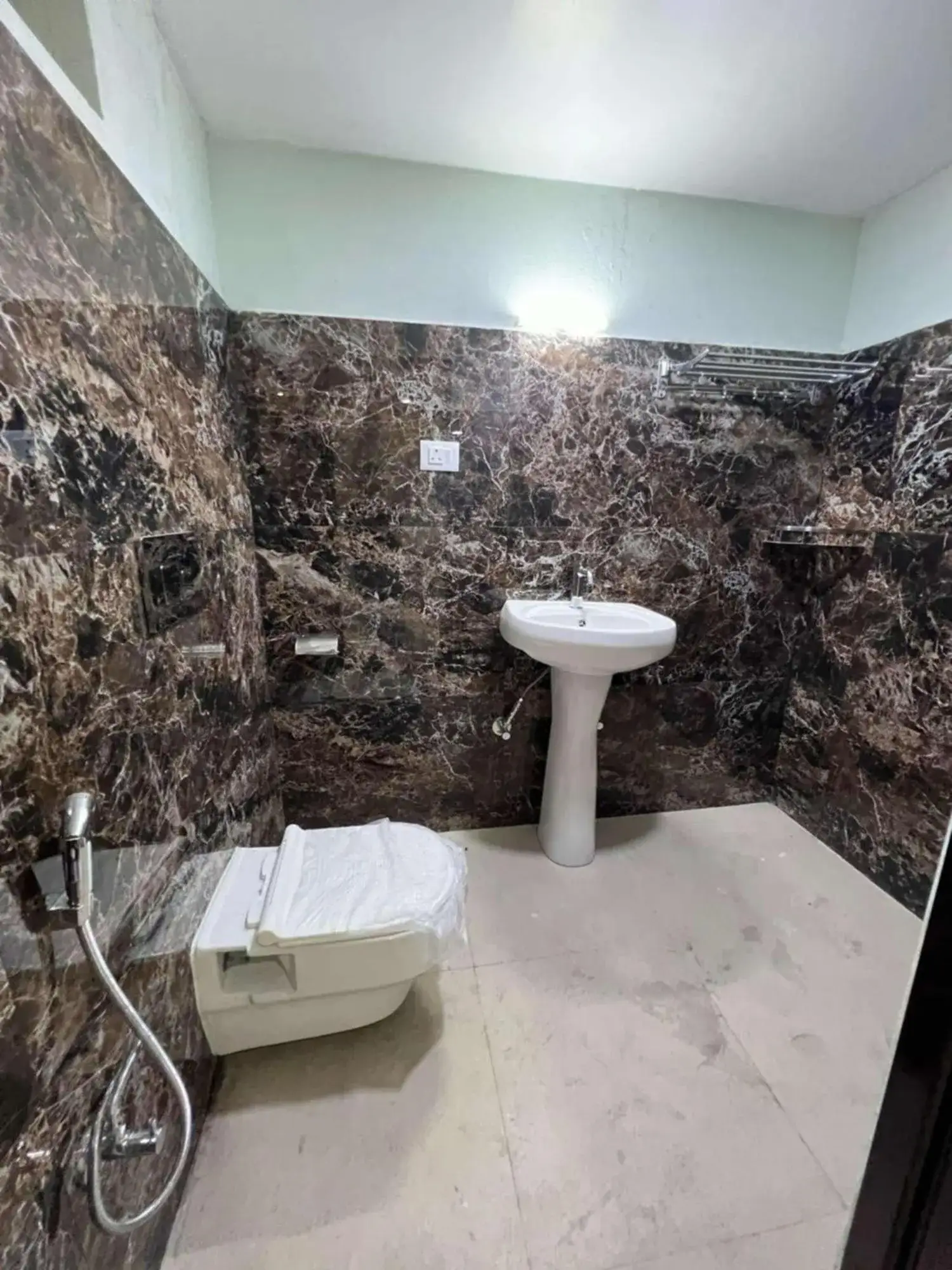 Baño moderno en Safariwildlife Lodge & Camp en Sauraha con ducha e inodoro