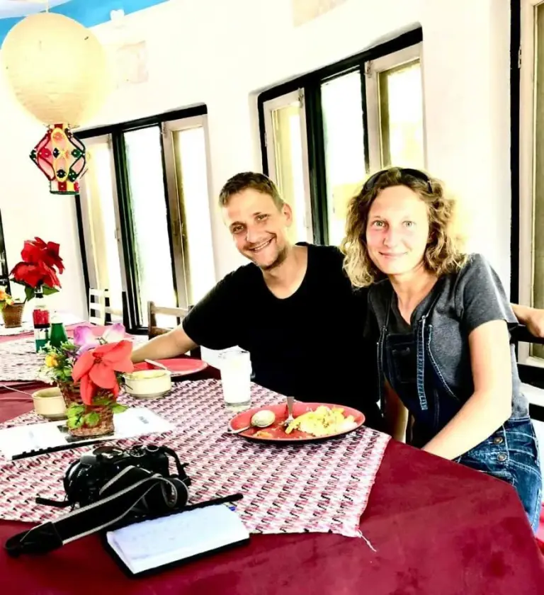 Zona de comedor en Safariwildlife Lodge & Camp en Sauraha con huéspedes sentados a una mesa