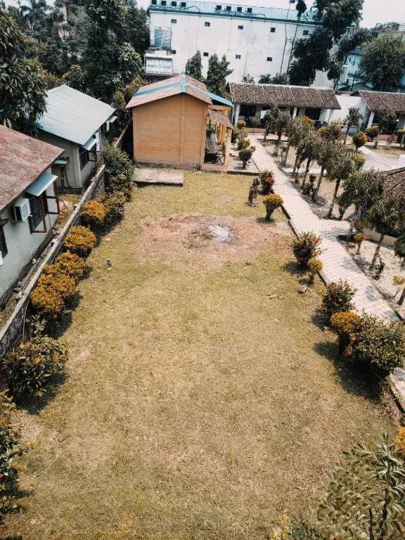 Zona ajardinada en Safariwildlife Lodge & Camp en Sauraha con senderos y cabañas
