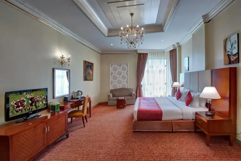 Chambre double à Sahara Beach Resort & Spa Sharjah avec bureau, TV et fauteuil de salon