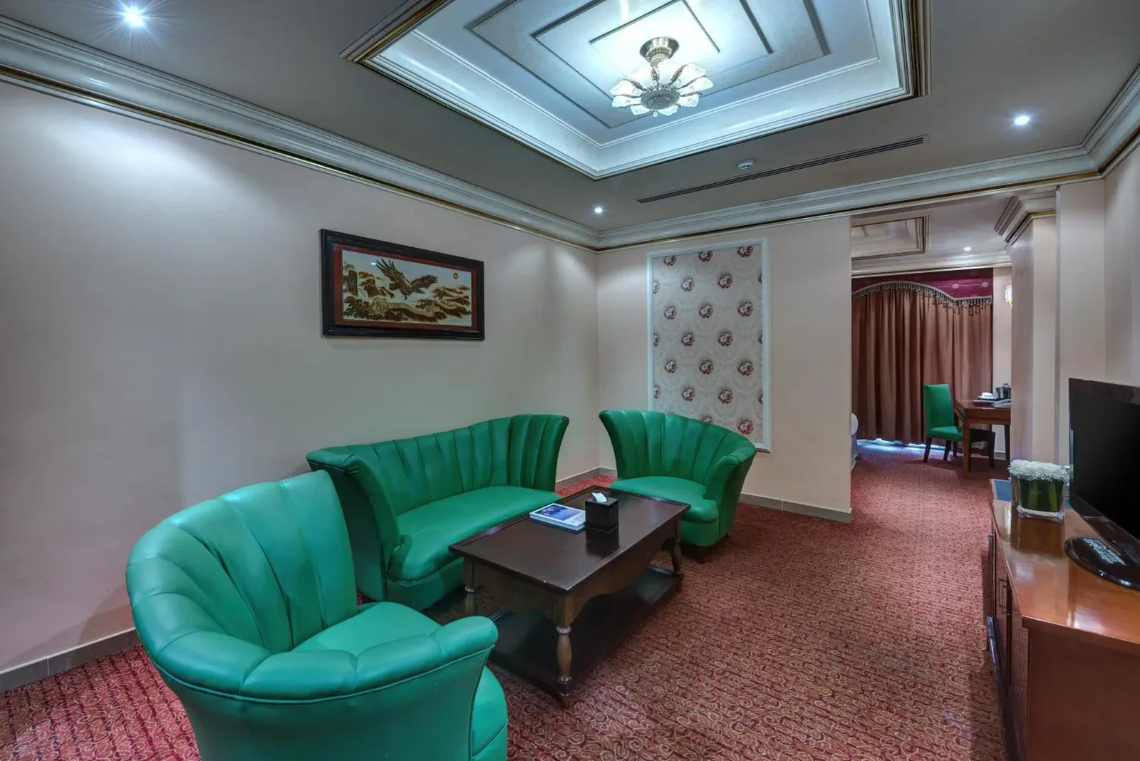 Coin salon à Sahara Beach Resort & Spa Sharjah avec fauteuils verts et table basse