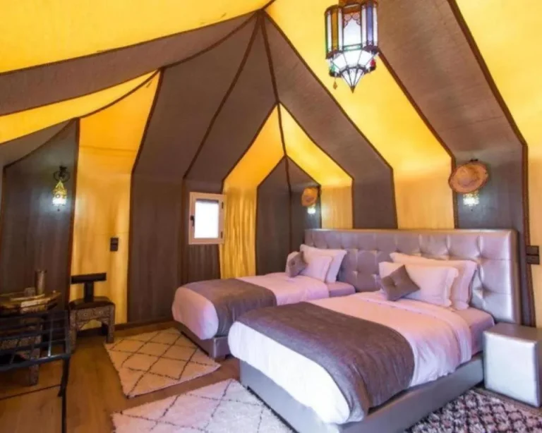 Buntes Zeltzimmer im Sahara Berber Luxury Camp