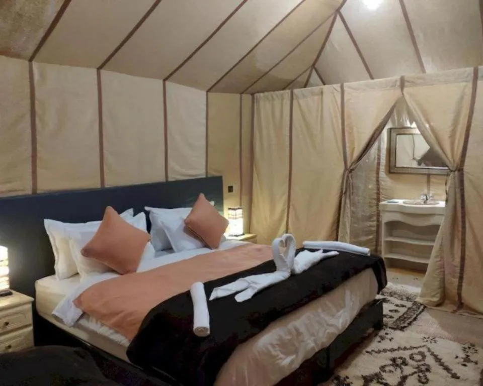 Innenansicht eines Zeltes im Sahara Berber Luxury Camp