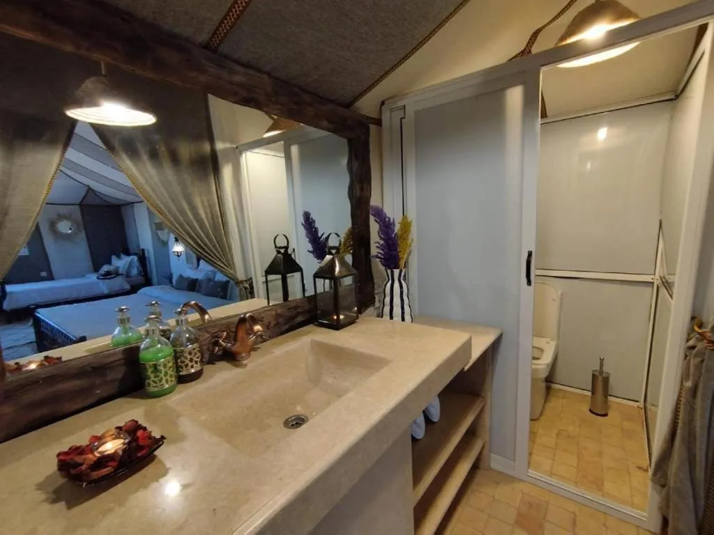 Luxusbadezimmer in einem Zelt im Sahara Berber Luxury Camp