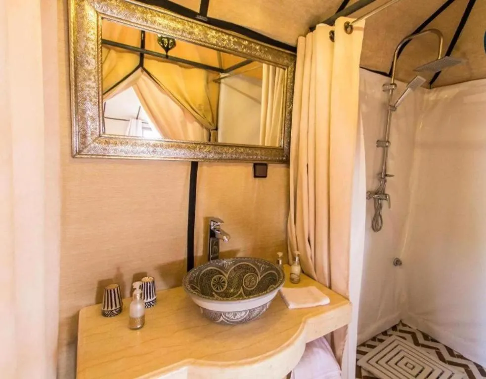 Stylischer Duschbereich in einem Zelt im Sahara Berber Luxury Camp