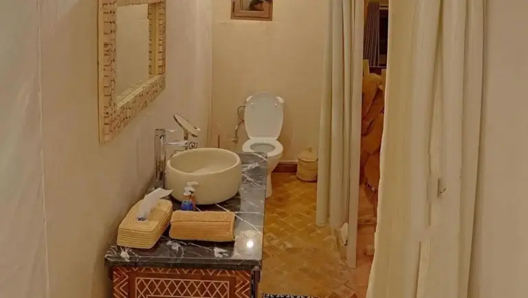 Modernes Badezimmer im Sahara Classic Luxury Camp