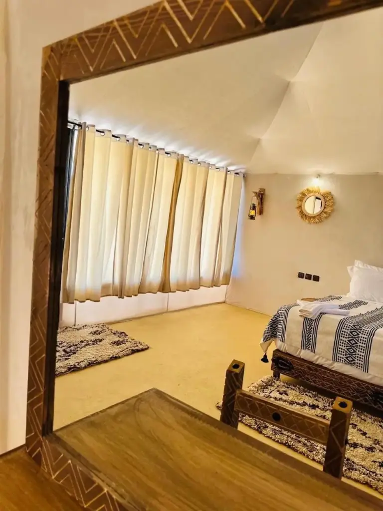 Innenansicht des Gästezimmers im Sahara Classic Luxury Camp