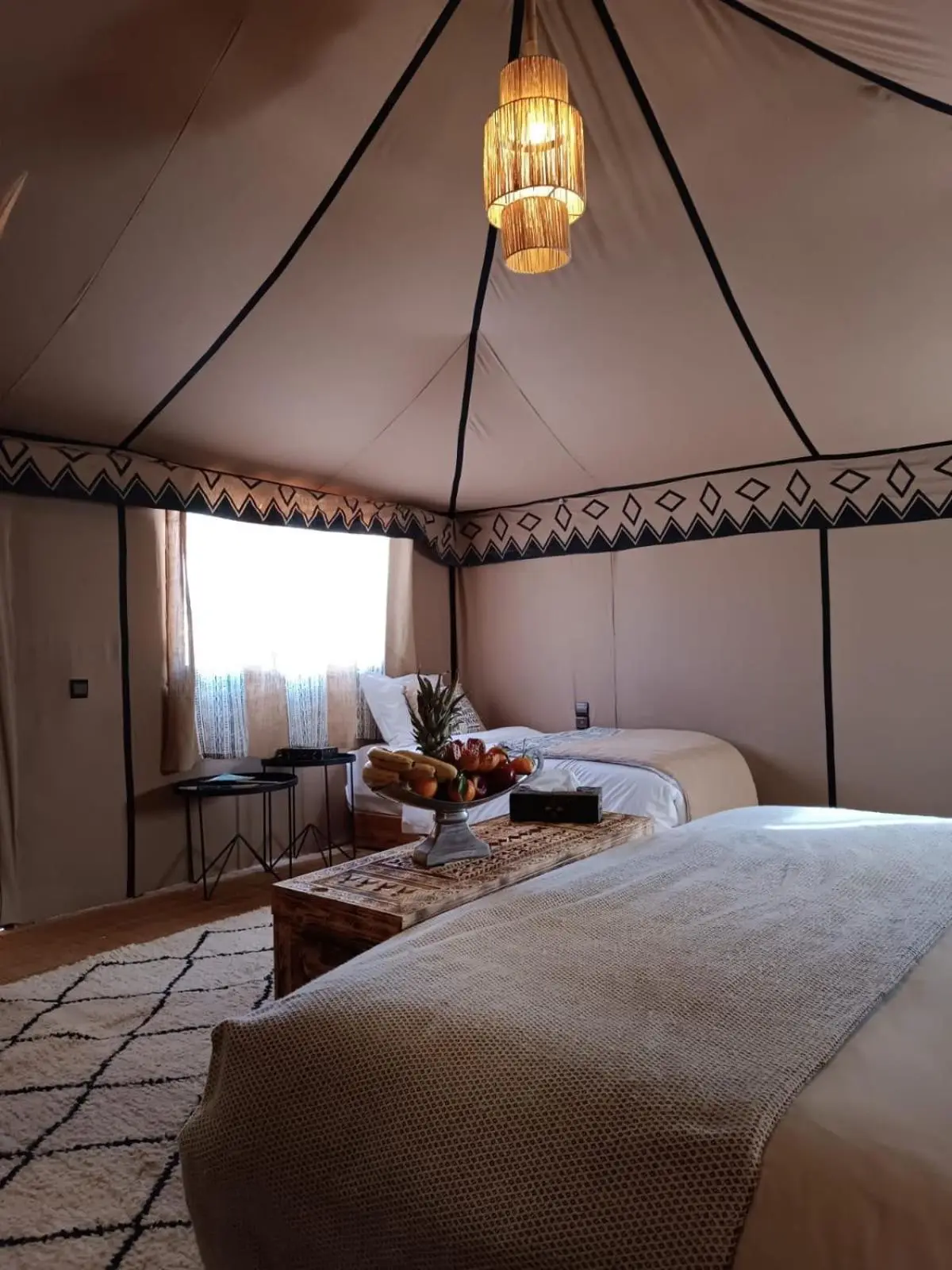 Unterkunft mit zwei Betten im Sahara Classic Luxury Camp