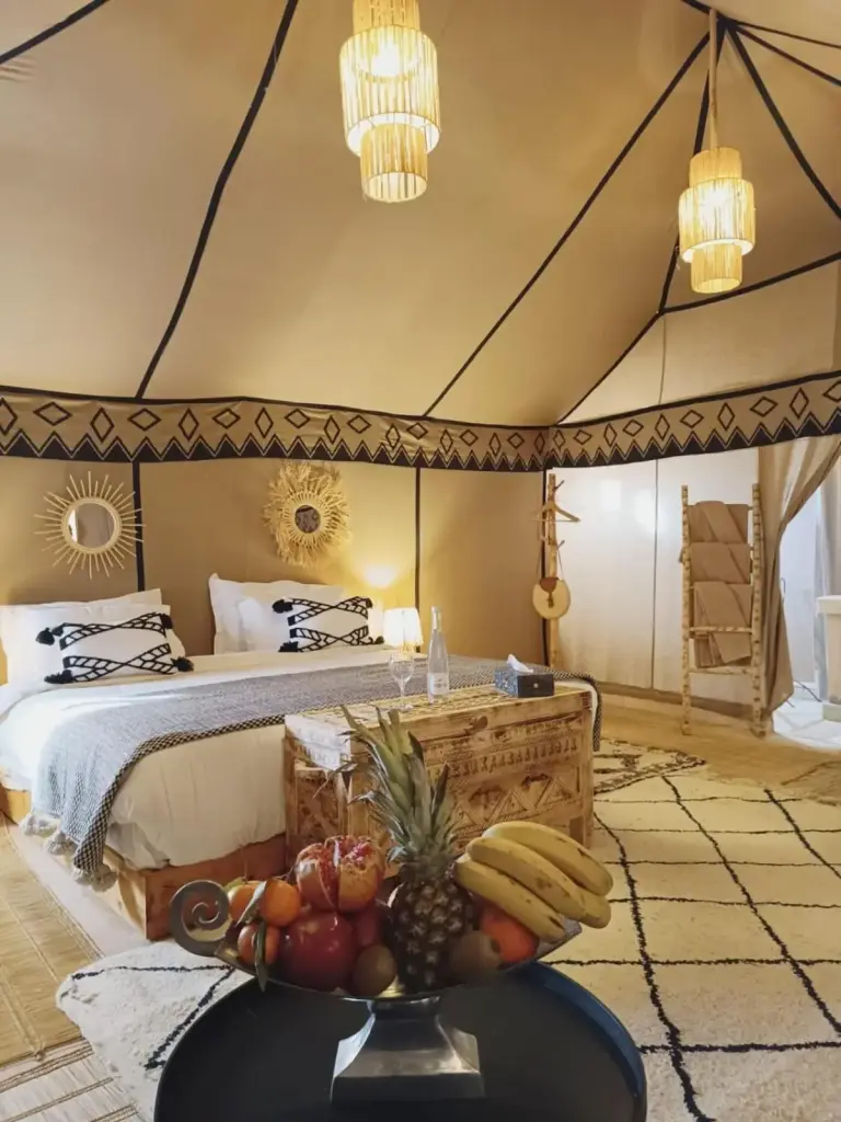 Geräumiges Innere eines Luxuszeltes im Sahara Classic Luxury Camp