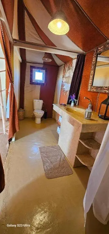 Rustikale Badezimmerausstattung im Sahara Classic Luxury Camp
