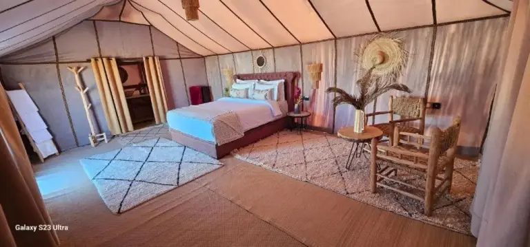 Stilvolles Gästezimmer im Sahara Classic Luxury Camp