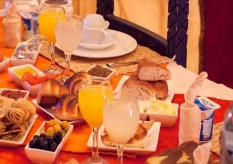 Arrangement de dîner au Sahara Crown Luxury Camp