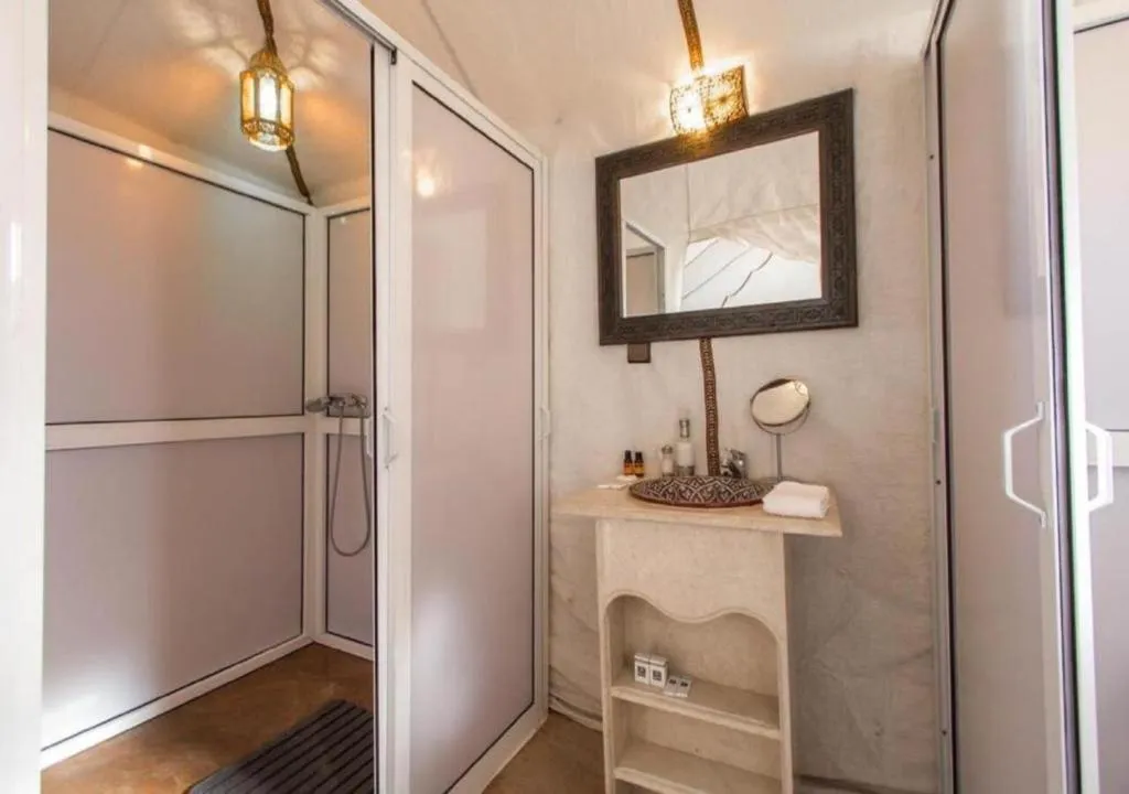 Salle de douche au Sahara Crown Luxury Camp