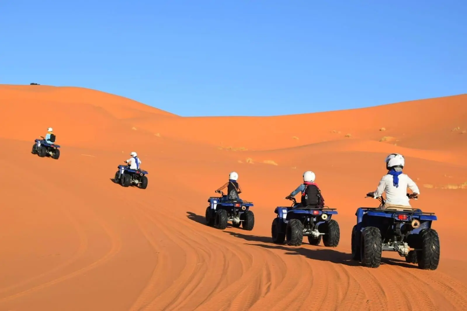 Pilotos de ATV en el desierto cerca de Sahara Eden Camp