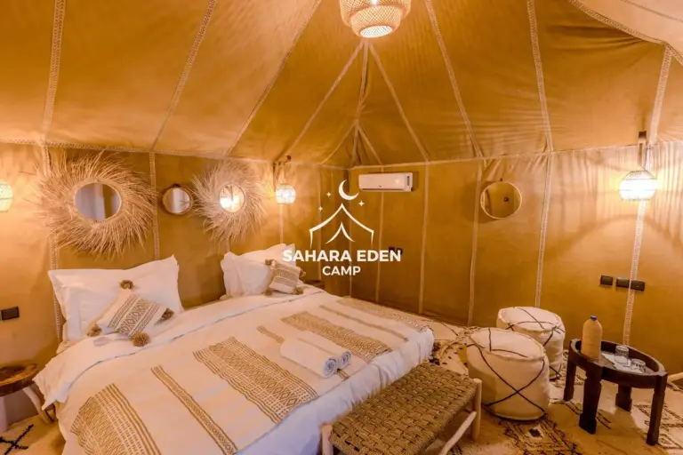 Decoración encantadora dentro de una tienda en Sahara Eden Camp