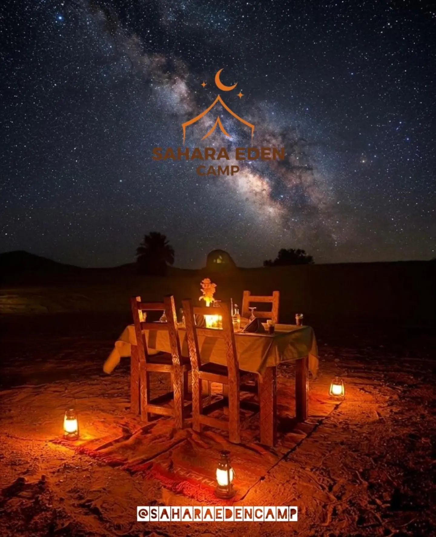 Configuración de comedor al aire libre bajo las estrellas en Sahara Eden Camp