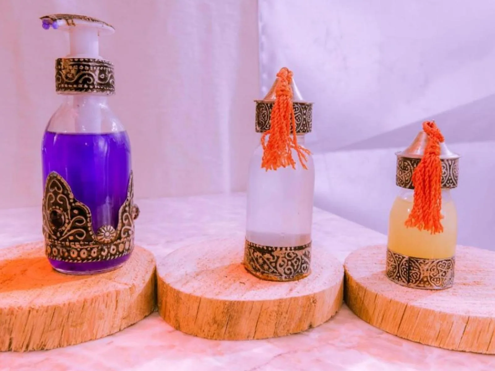 Botellas decorativas de artículos de aseo expuestas en Sahara Family Luxury Camp en Merzouga.