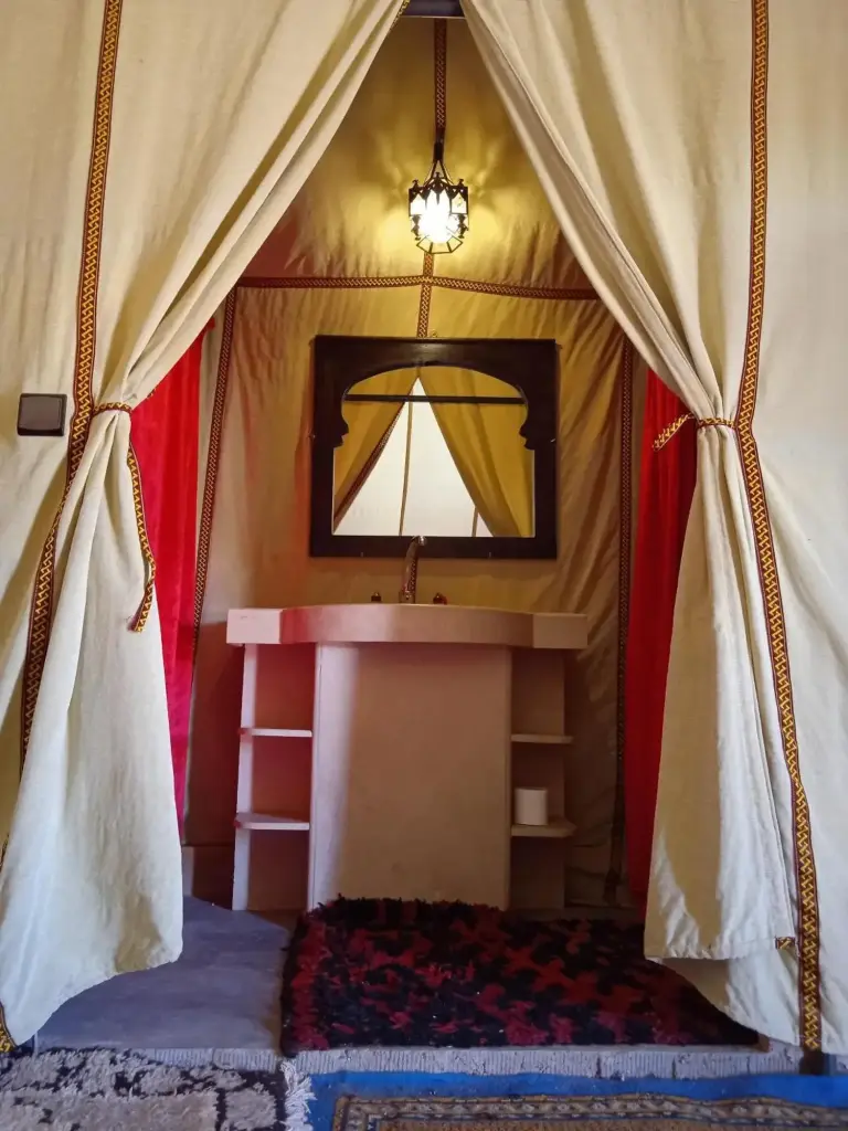 Sahara Luxury Camp – hôtel à Merzouga, Maroc – une rangée de lumières dans une rue la nuit à Sahara Luxury Camp à Merzouga