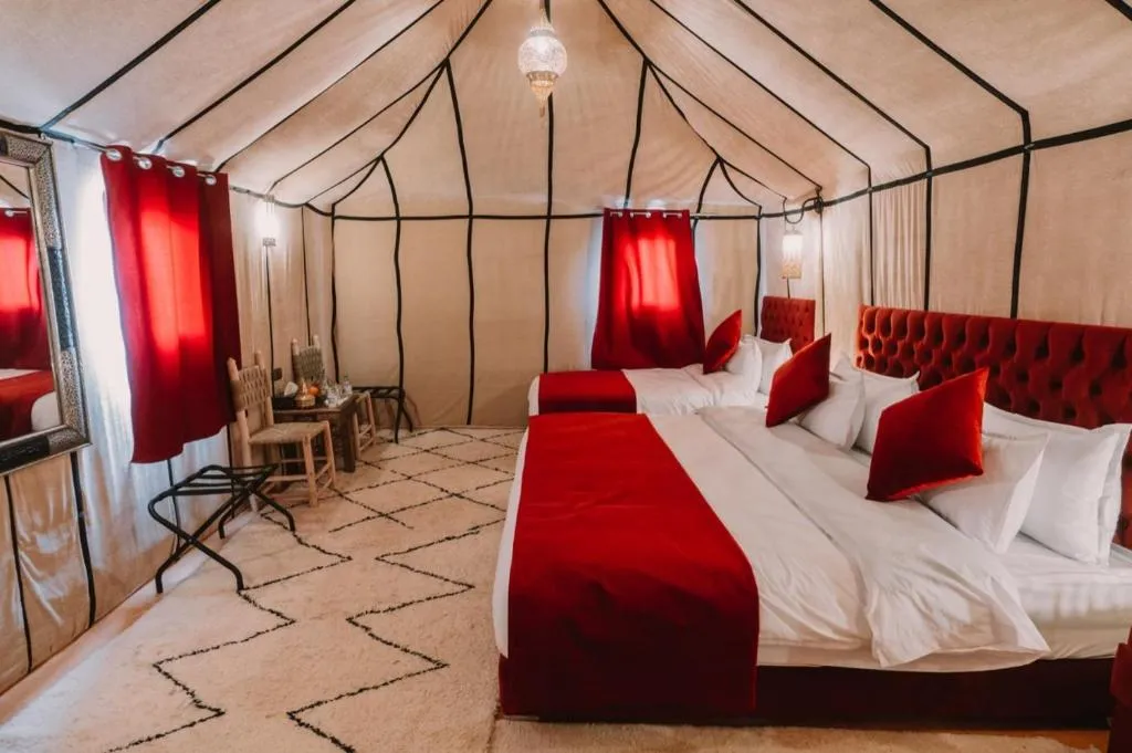 Geräumiges Zeltzimmer im Sahara Luxury Merzouga Camp