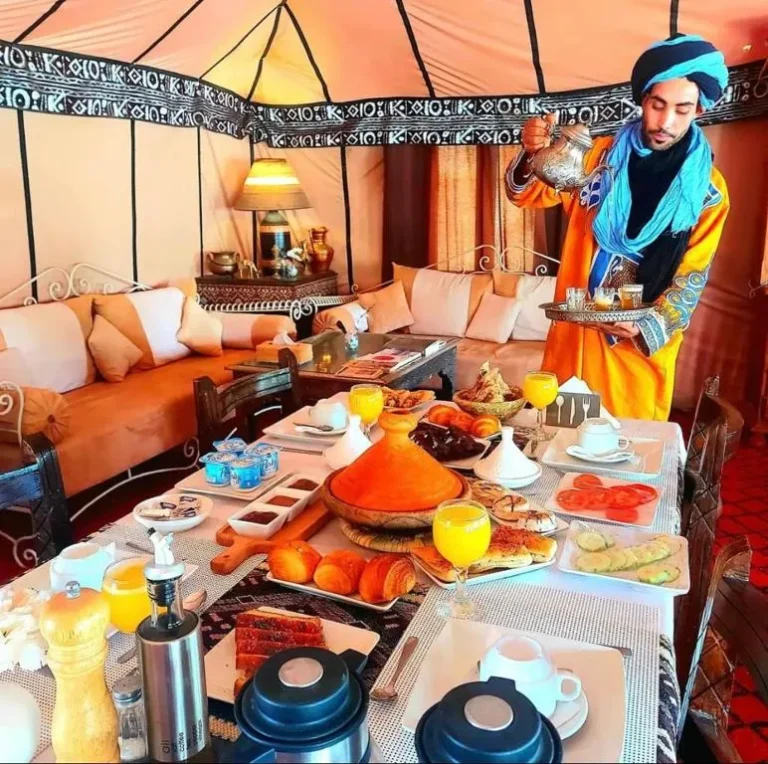 Frühstücksservice im Sahara Luxury Merzouga Camp
