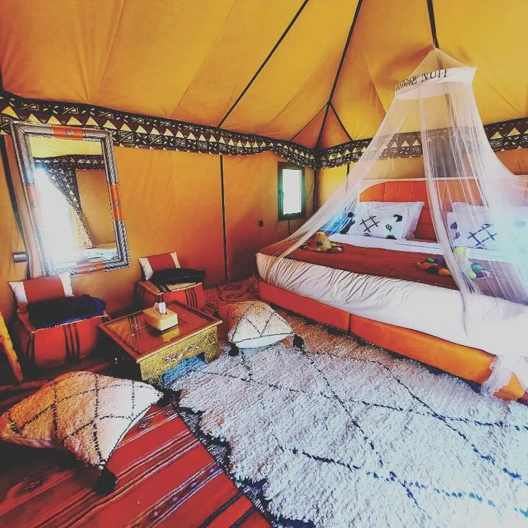 Gemütliches Schlafzimmer im Sahara Luxury Merzouga Camp