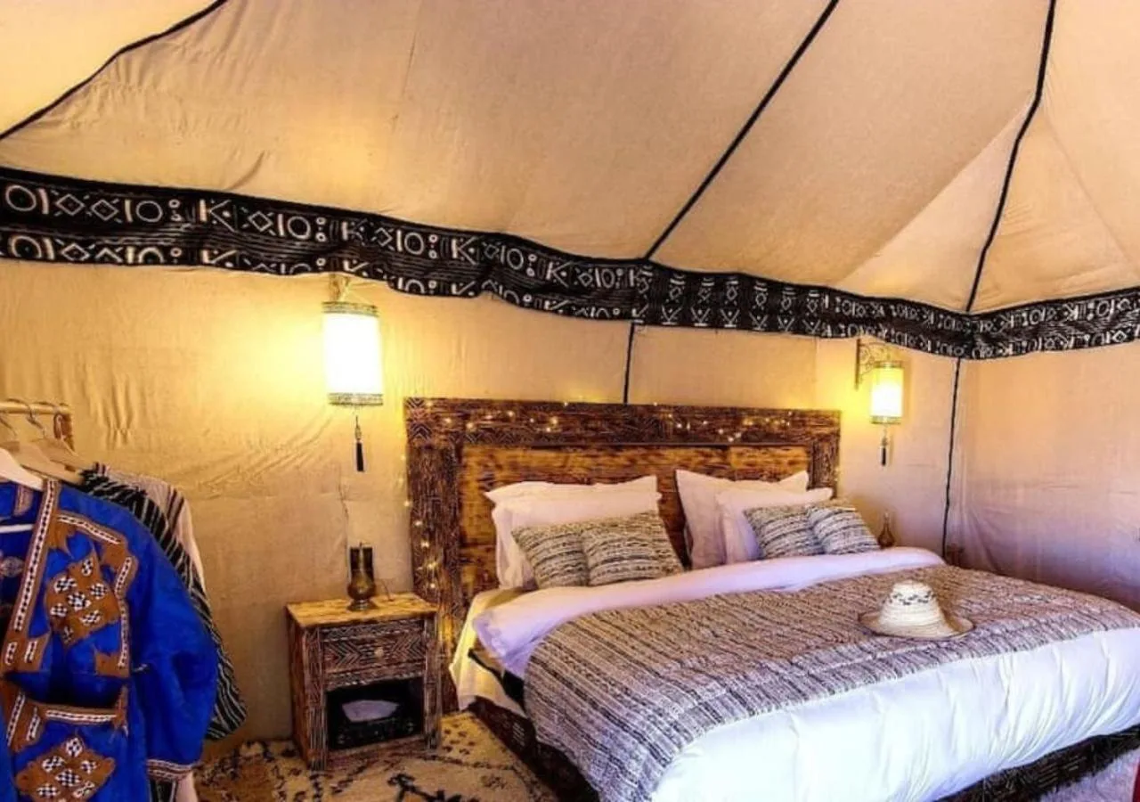 Komfortable Zeltaufstellung im Sahara Oasis Camp