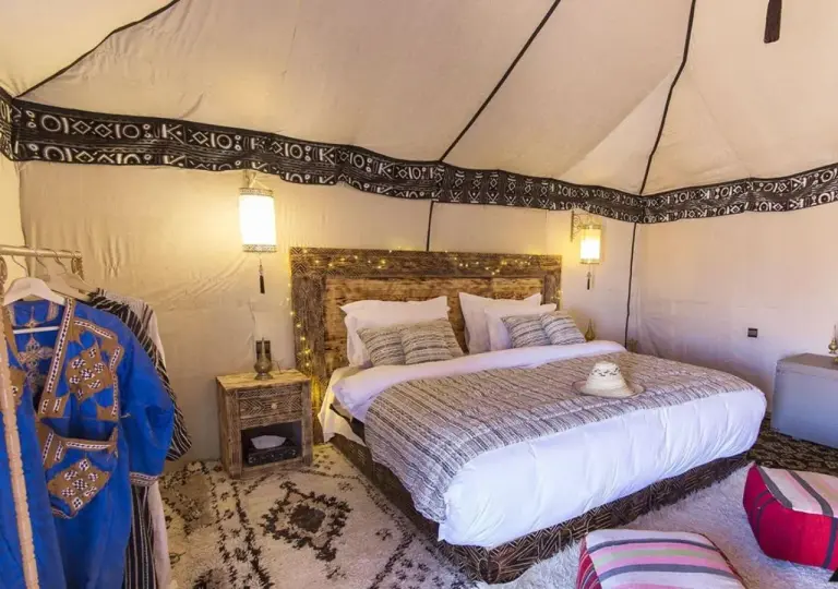 Gemütliche Zimmergestaltung im Sahara Oasis Camp