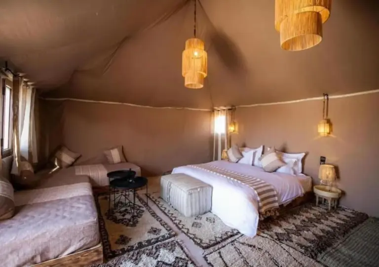 Geräumiges Zeltinterieur im Sahara Oasis Camp