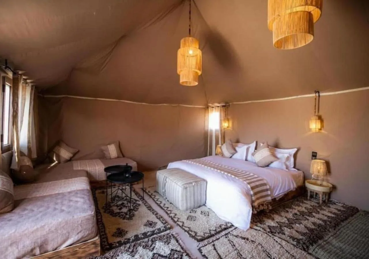 Geräumiges Zeltinterieur im Sahara Oasis Camp