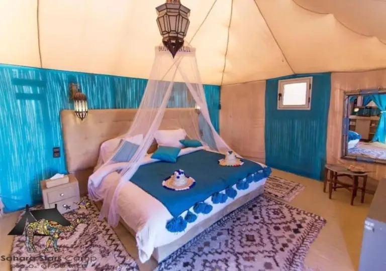 Dekoriertes Zelt im Sahara Oasis Camp