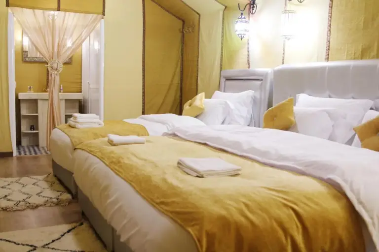 Acogedor dormitorio en Sahara Sky Luxury Camp