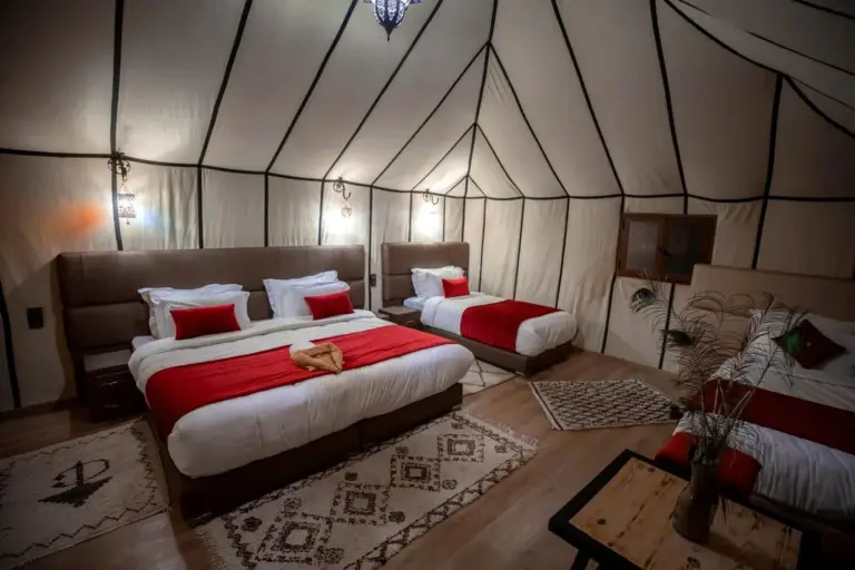 Tienda dormitorio triple en Sahara Sky Luxury Camp