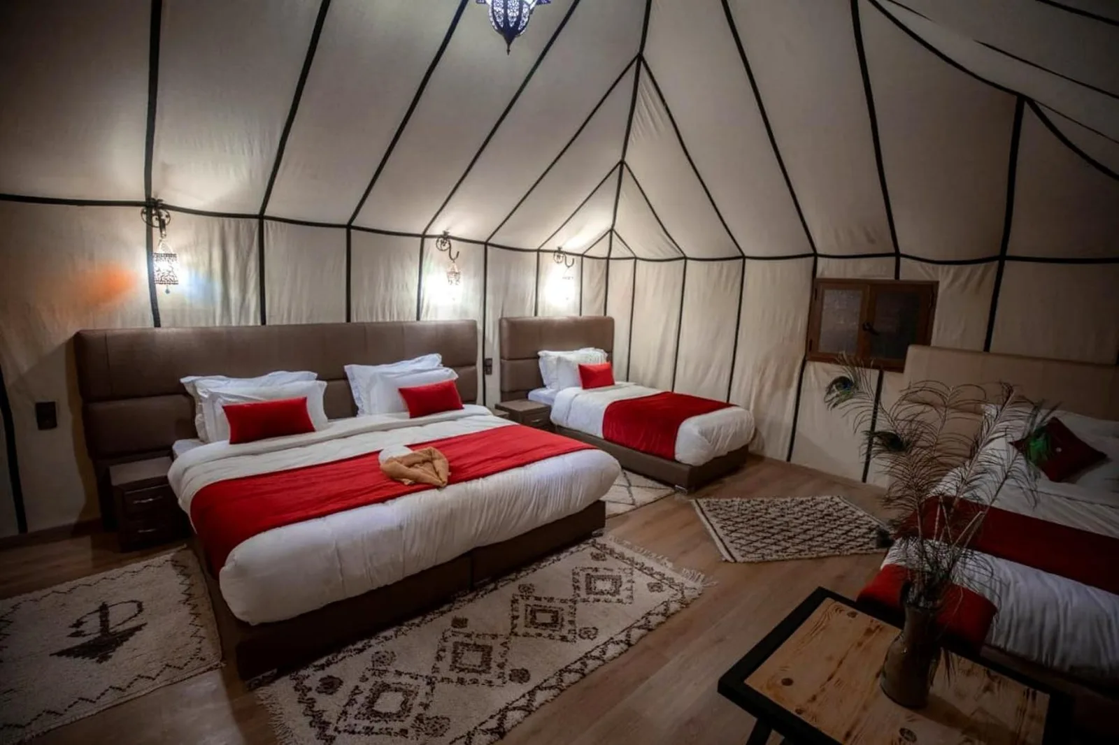 Tienda dormitorio triple en Sahara Sky Luxury Camp