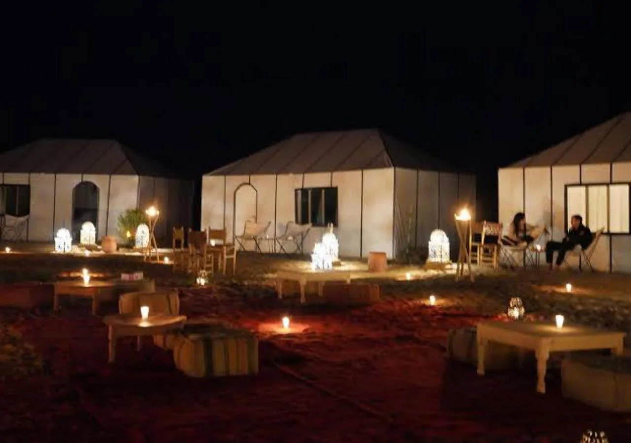 Sahara Starlight Luxury Camp Außenansicht bei Nacht