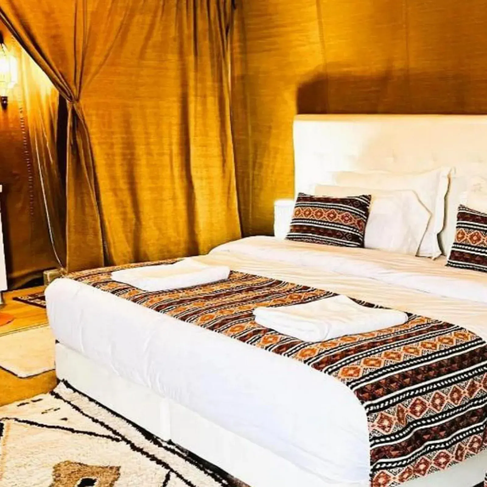Goldener Zeltinnenraum im Sahara Starlight Luxury Camp