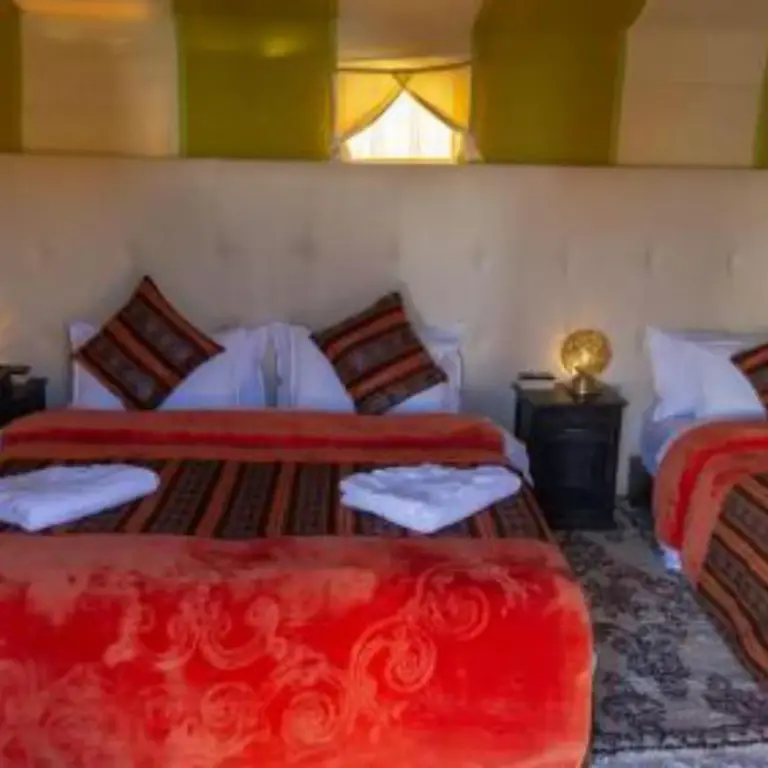 Grün gestalteter Zeltinnenraum im Sahara Starlight Luxury Camp