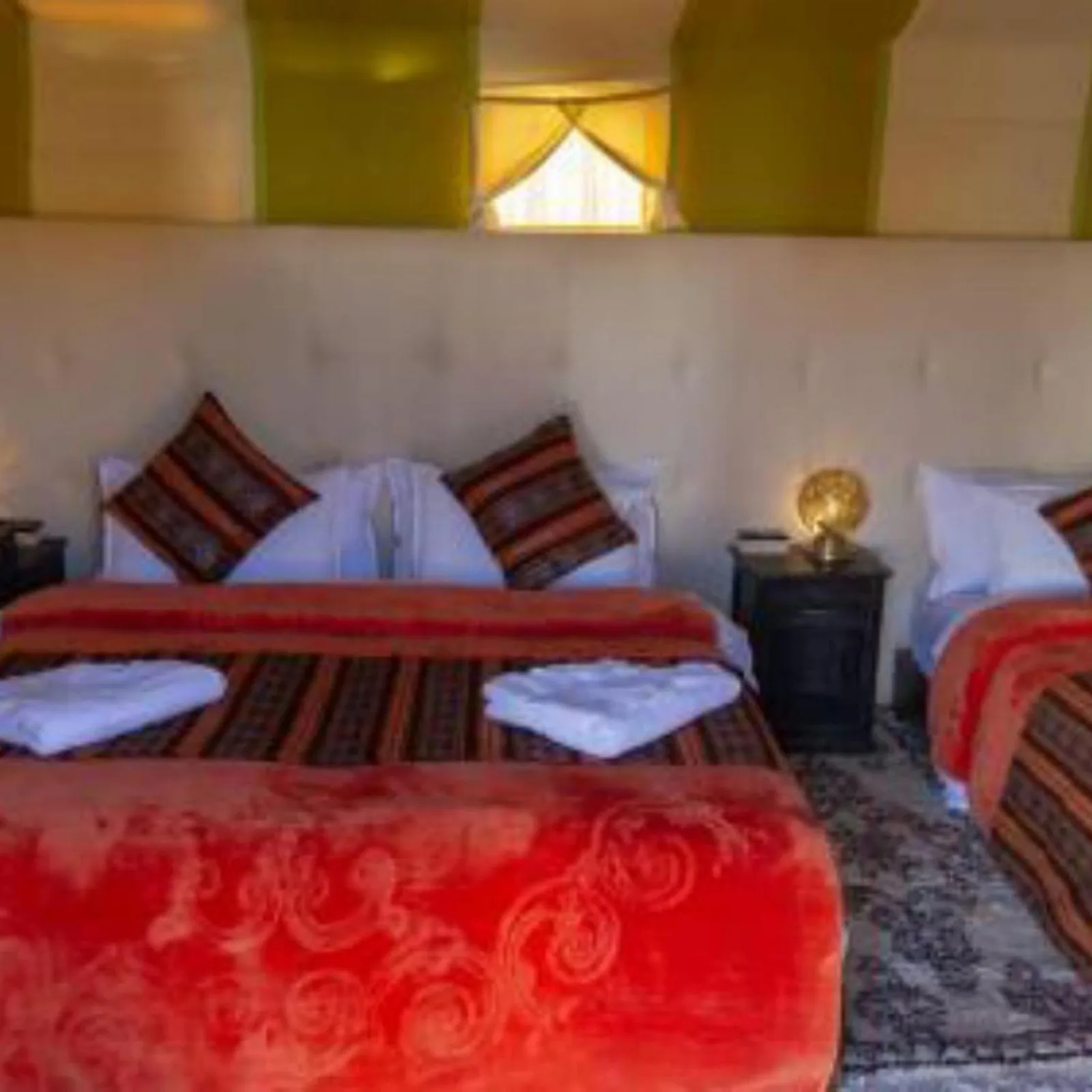 Grün gestalteter Zeltinnenraum im Sahara Starlight Luxury Camp