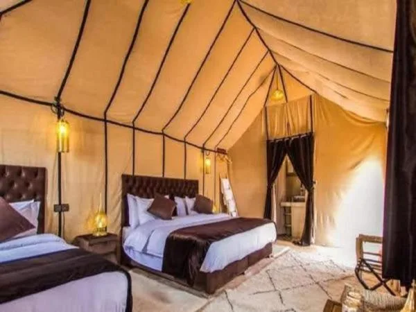 Aménagement luxueux d'une tente au Sahara Sunset Luxury Camp à Merzouga