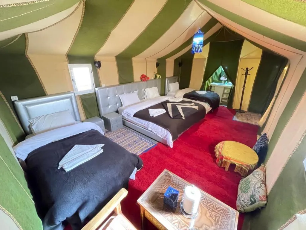 Intérieur d'une tente deluxe au Sahara Sunset Luxury Camp à Merzouga