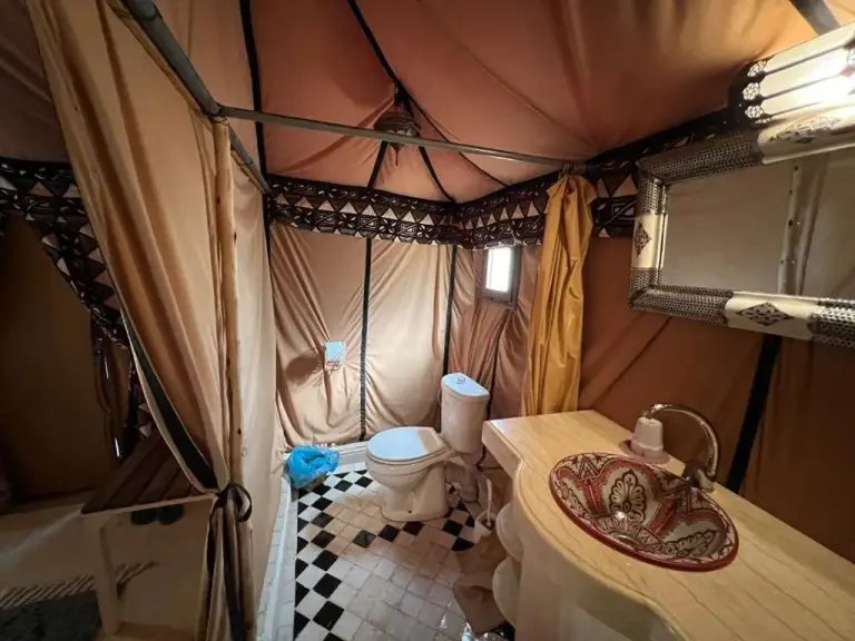 Sahara Zen Luxury Camp – hotel en Merzouga, Marruecos – interior de una tienda con un inodoro y un lavabo en Sahara Zen Luxury Camp en Merzouga