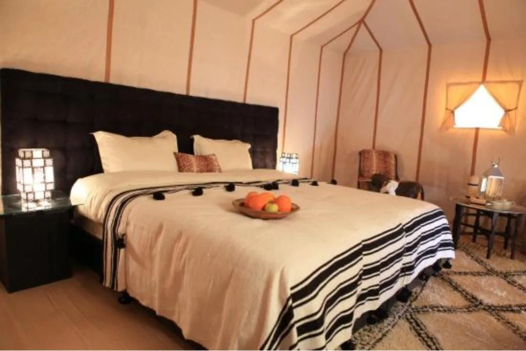 Zona del lavabo del baño en Sahara Zen Luxury Camp
