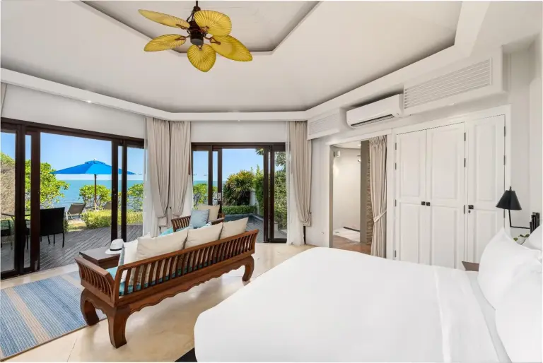 Helles Schlafzimmer mit Zugang nach draußen in SAii Koh Samui Villas