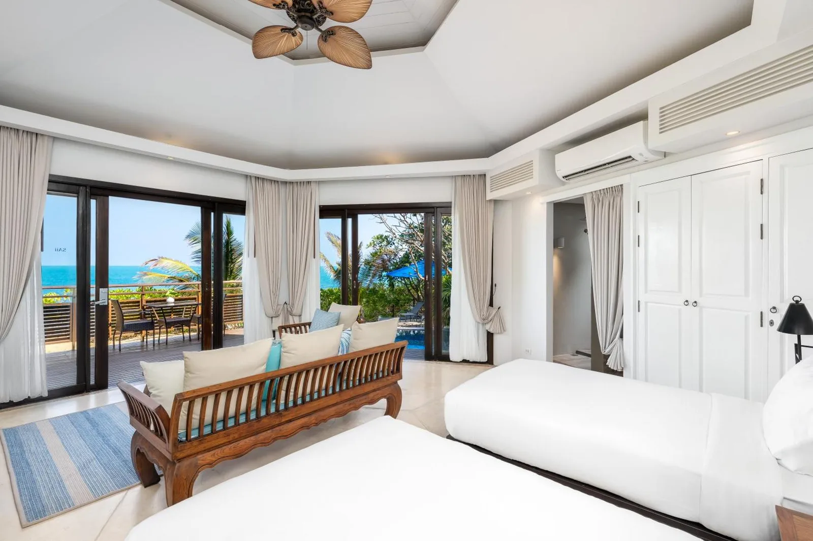 Elegantes Schlafzimmerinterieur in SAii Koh Samui Villas