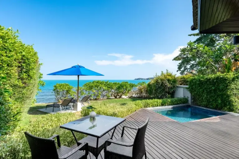Privater Pool und Sitzbereich bei SAii Koh Samui Villas