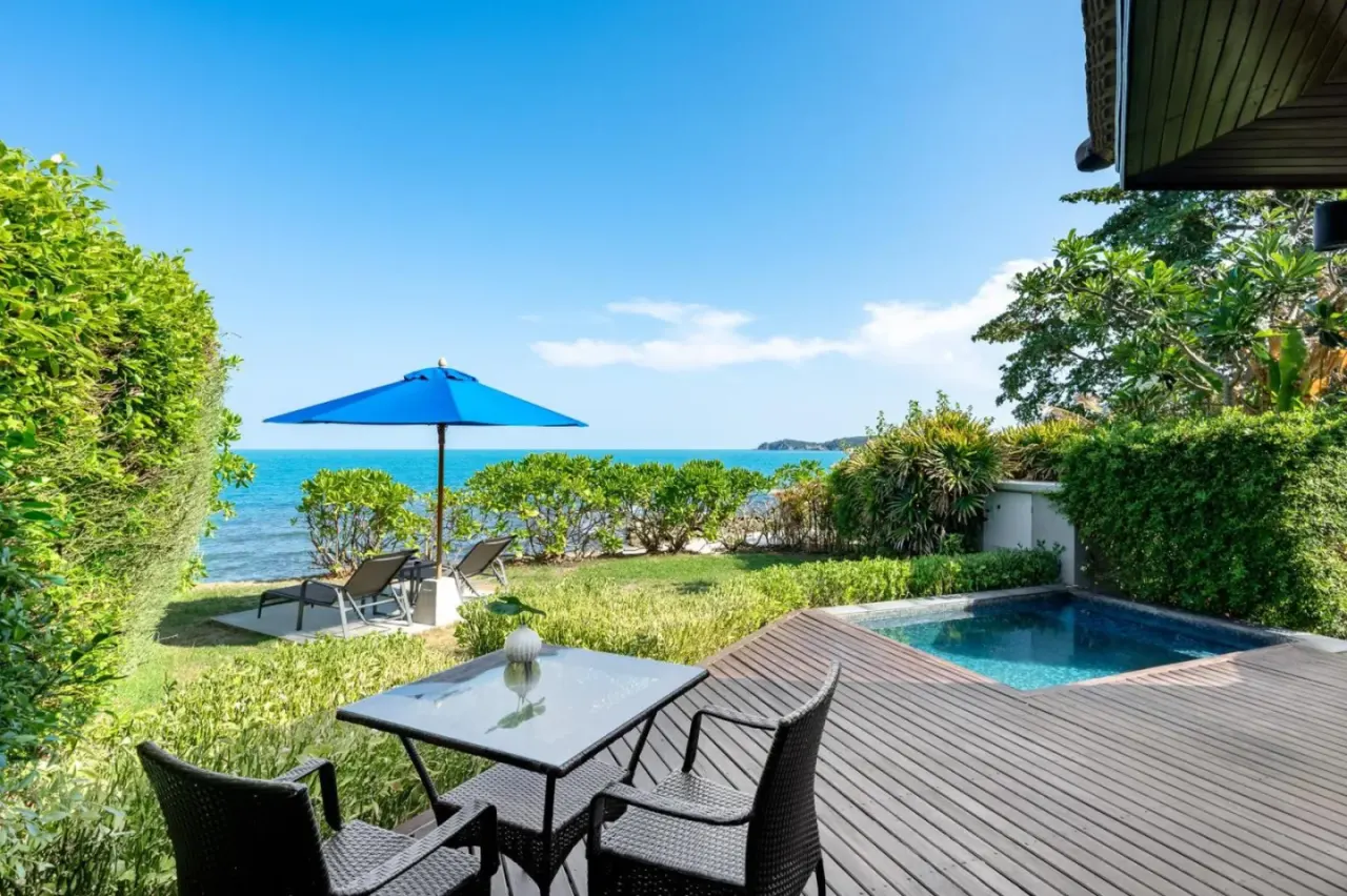 Privater Pool und Sitzbereich bei SAii Koh Samui Villas
