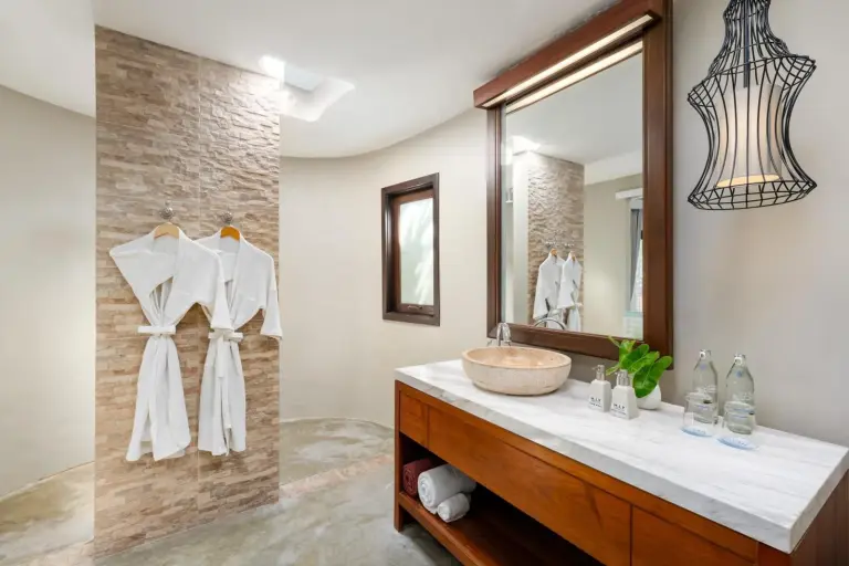 Stilvolles Badezimmer mit Annehmlichkeiten in SAii Koh Samui Villas