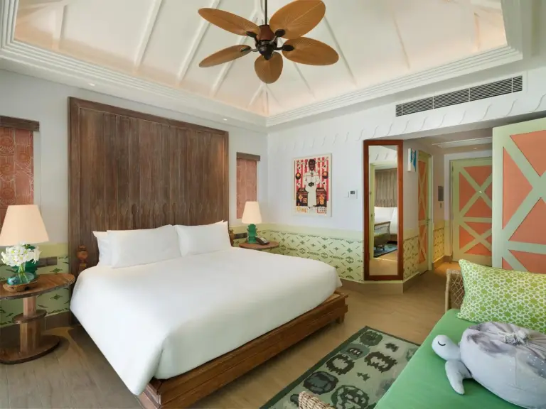 Intérieur d’une suite charmante à SAii Lagoon Maldives, Curio Collection By Hilton.