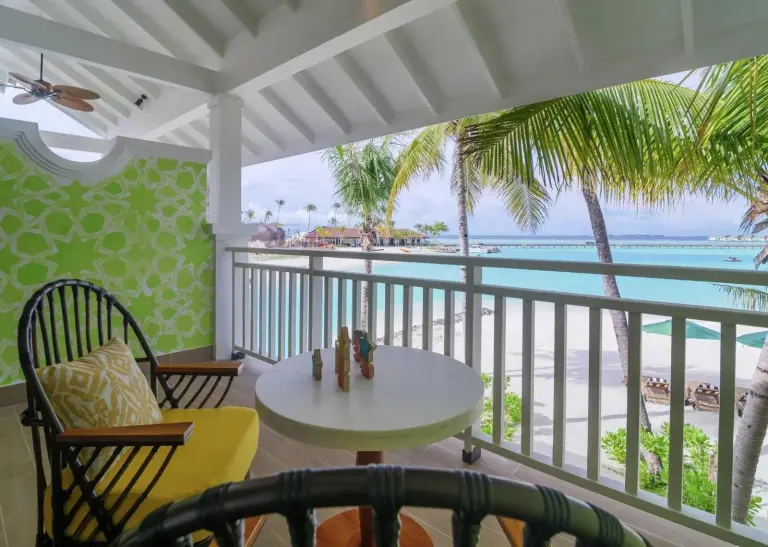 Coin balcon cosy à SAii Lagoon Maldives, Curio Collection By Hilton.