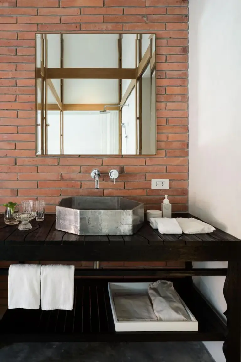 Waschbeckenbereich im Badezimmer des Sala Ayutthaya
