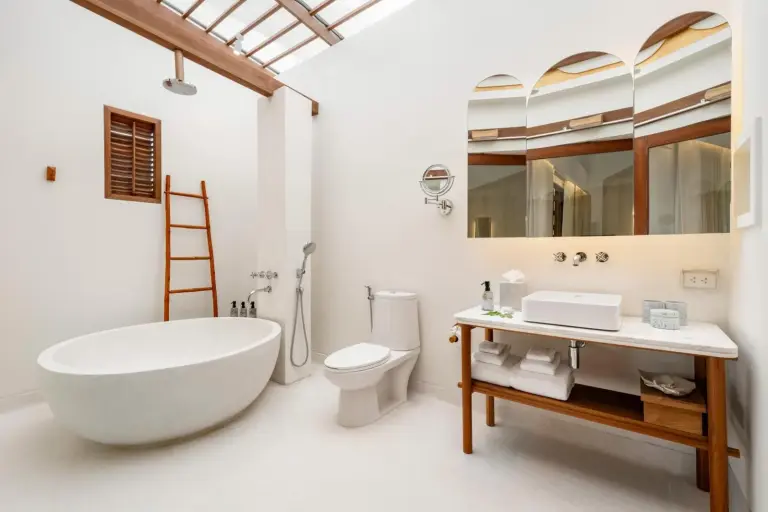 Salle de bains élégante au SALA Samui Choengmon Beach Resort